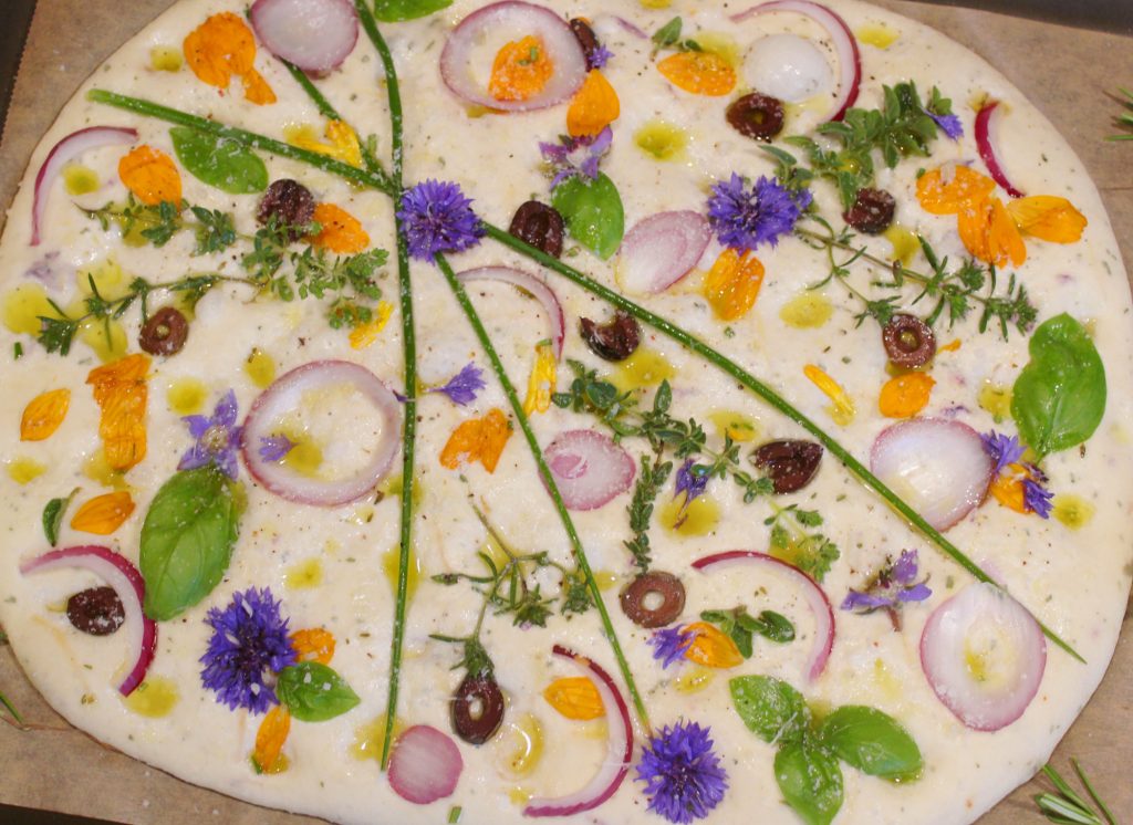 recette et préparation d'une focaccia avec des fleurs