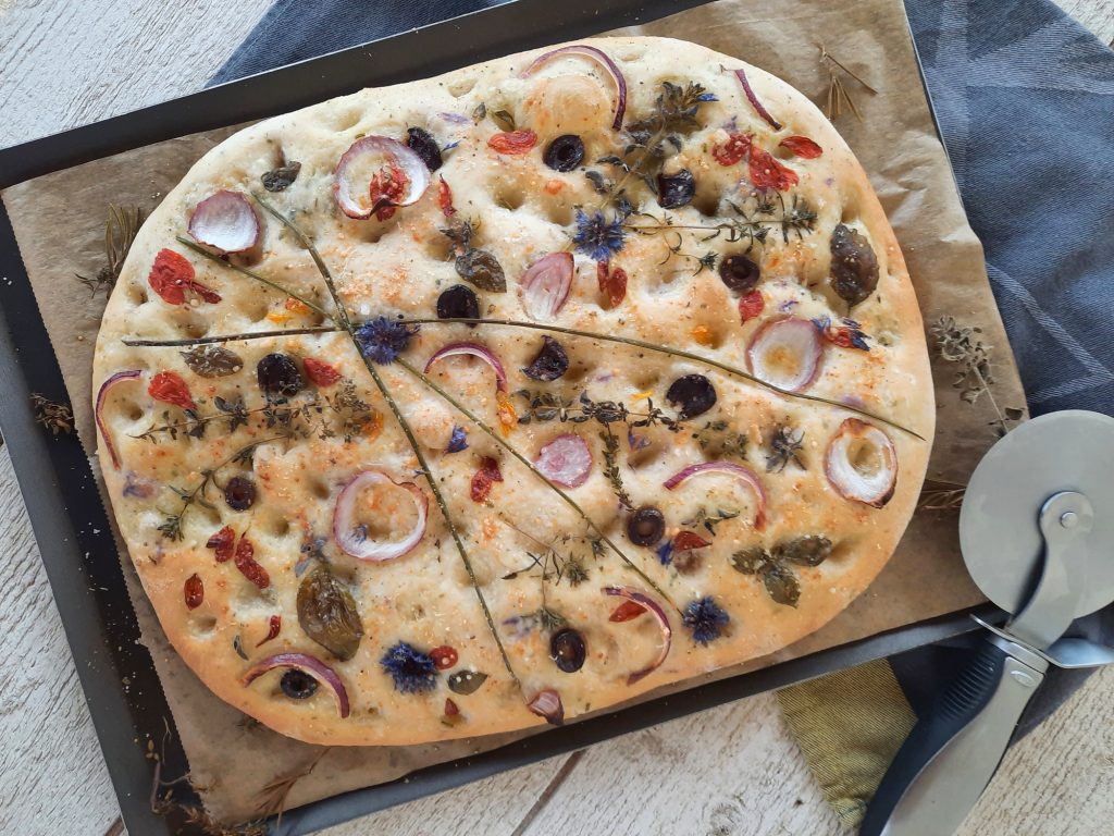 recette de la focaccia avec des fleurs